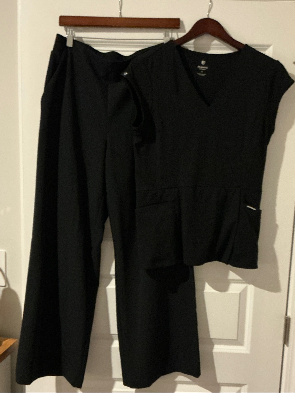 Jaanuu scrub set